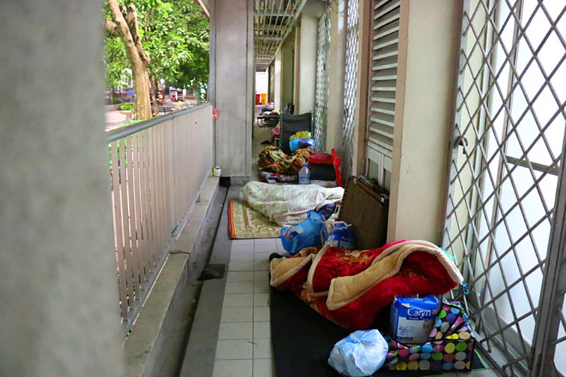 Hà Nội: Nhiệt độ về đêm chỉ còn 9, 10 độ C, nhiều người nhà bệnh nhân vạ vật tránh rét ở hành lang bệnh viện Hà Nội: Nhiệt độ về đêm chỉ còn 9, 10 độ C, nhiều người nhà bệnh nhân vạ vật tránh rét ở hành lang bệnh viện